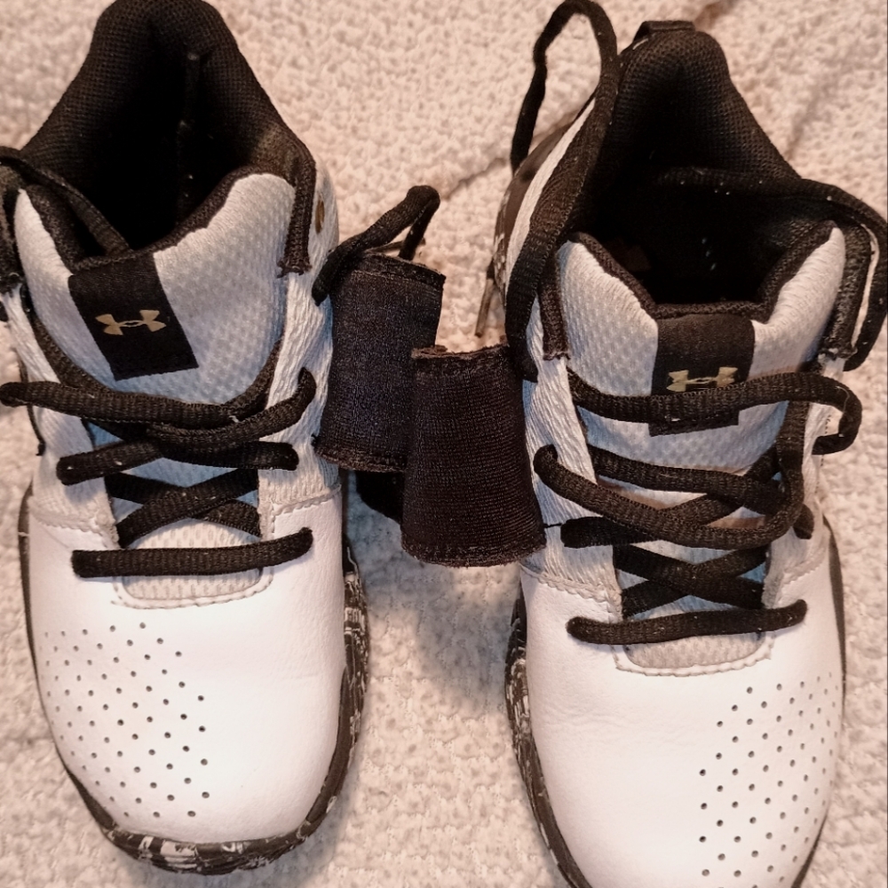 Boy's under armour basketball shoes